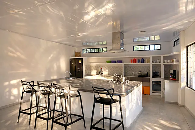 Cocina abierta con barra