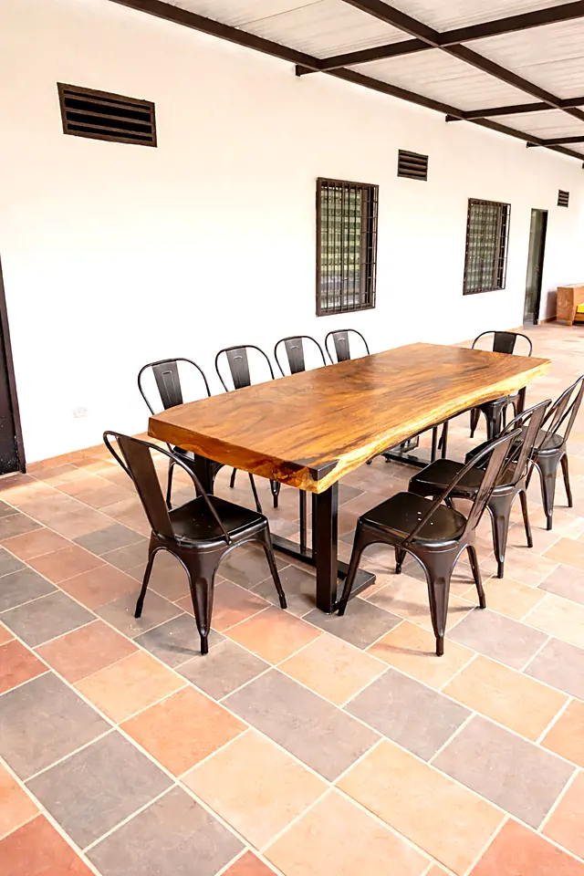 Mesa de madera al aire libre