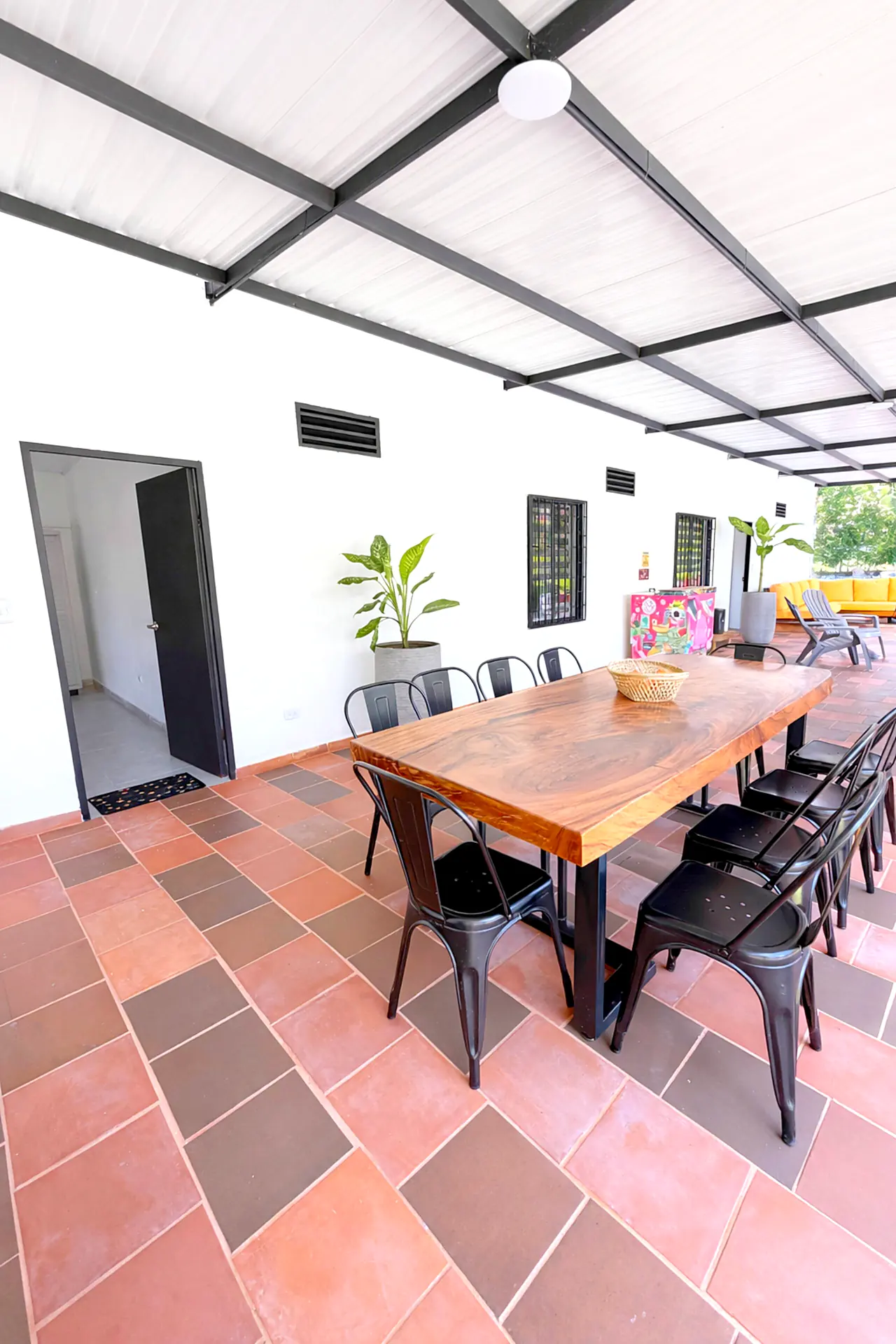 Mesa larga en la terraza de Kawara lista para una celebración