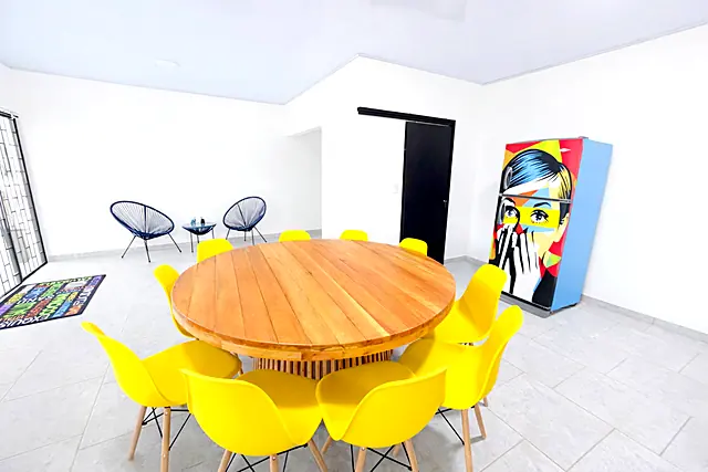 Mesa amplia ideal para trabajar con vista a la naturaleza