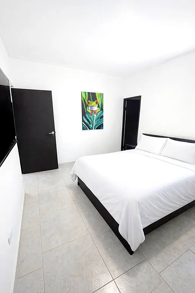 Habitación 4 de Kawara con arte local, cama doble y aire acondicionado