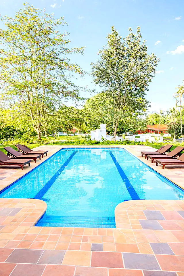 Piscina tranquila al atardecer con tumbonas