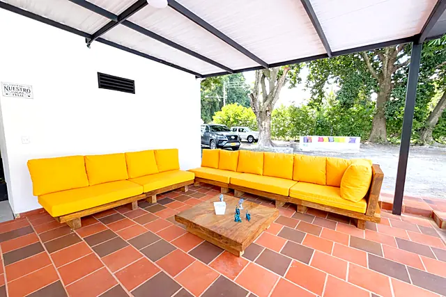 Sala exterior con sofás amarillos